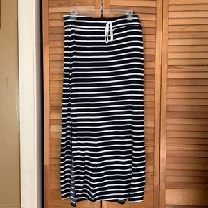 MAXI SKIRT WITH SIDE SLIT.  M